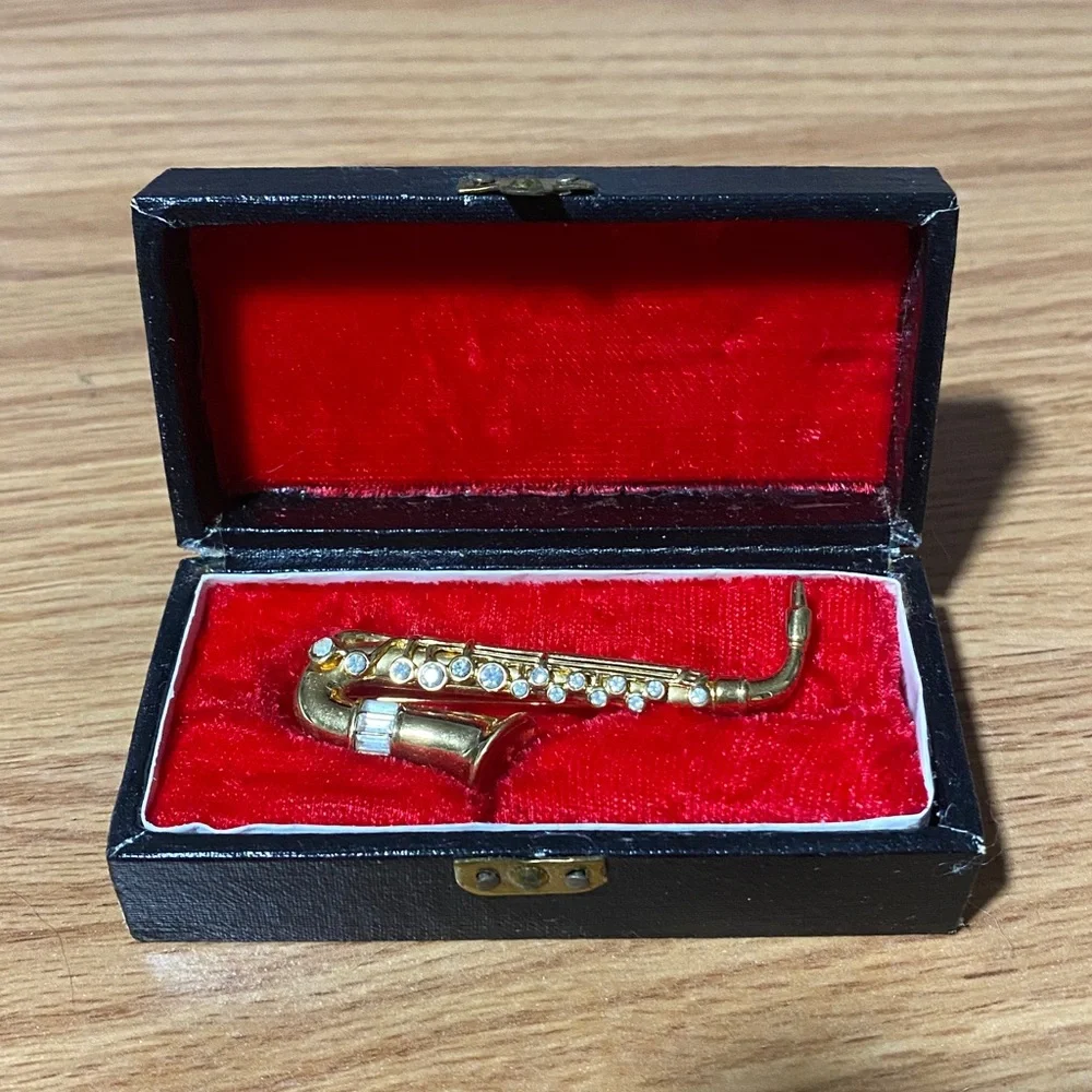 ❤️ Saxophone Musical Instrument Pin - Picture 1 of 6